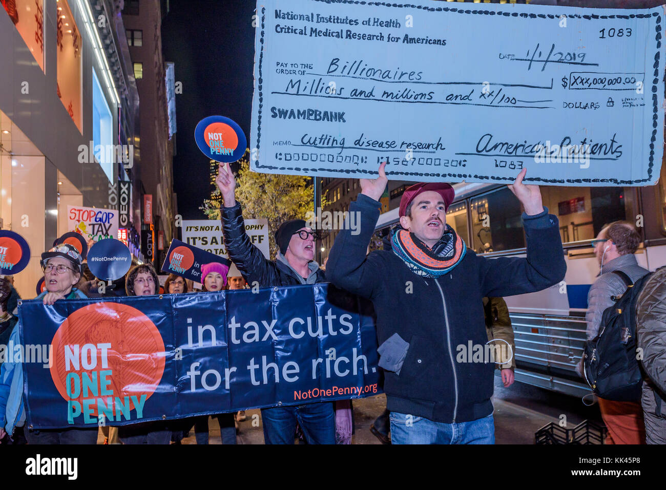 New York, Usa. November 2017. Über hundert Demonstranten trafen sich am 27. November 2017 am Greeley Square in Midtown Manhattan und marschierten entlang der 34th Street hinter einem nicht-einen Penny von Steuersenkungen für das reiche Banner, mit Steuerschurken, Nicht ein Penny Zeichen und riesige Kontrollen von Medicaid oder Medicare an Milliardäre oder Konzerne, um das Bewusstsein für den unverantwortlichen Steuerplan, der Medicare senkt und erhöht die Gesundheitskosten für ältere New Yorker. Quelle: Erik McGregor/Pacific Press/Alamy Live News Stockfoto New York, Usa. November 2017. Über hundert Demonstranten trafen sich am 27. November 2017 am Greeley Square in Midtown Manhattan und marschierten entlang der 34th Street hinter einem nicht-einen Penny von Steuersenkungen für das reiche Banner, mit Steuerschurken, Nicht ein Penny Zeichen und riesige Kontrollen von Medicaid oder Medicare an Milliardäre oder Konzerne, um das Bewusstsein für den unverantwortlichen Steuerplan, der Medicare senkt und erhöht die Gesundheitskosten für ältere New Yorker. Quelle: Erik McGregor/Pacific Press/Alamy Live News Stockfoto