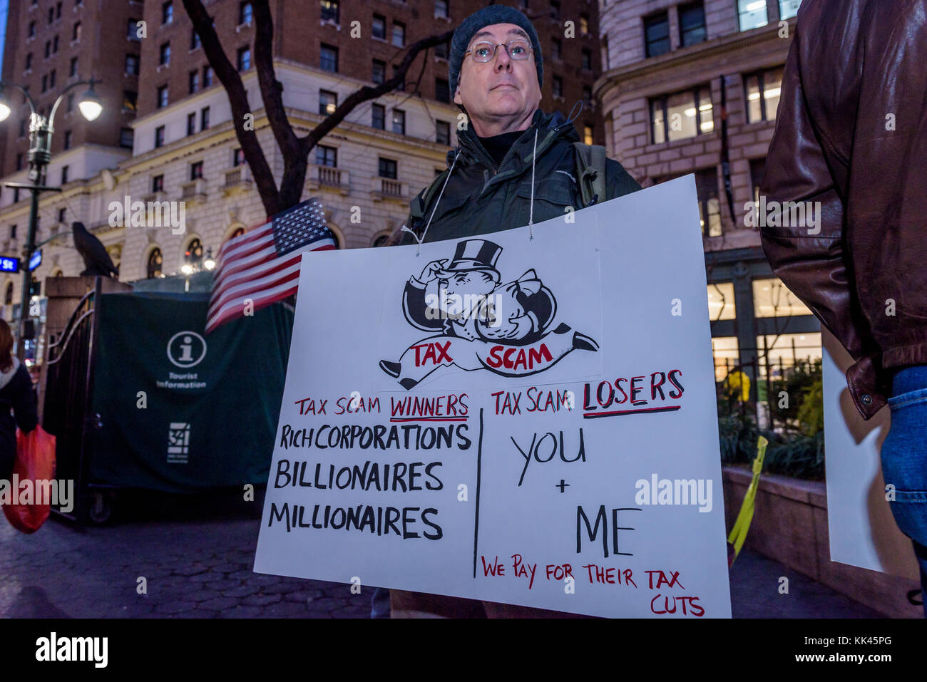 New York, Usa. November 2017. Über hundert Demonstranten trafen sich am 27. November 2017 am Greeley Square in Midtown Manhattan und marschierten entlang der 34th Street hinter einem nicht-einen Penny von Steuersenkungen für das reiche Banner, mit Steuerschurken, Nicht ein Penny Zeichen und riesige Kontrollen von Medicaid oder Medicare an Milliardäre oder Konzerne, um das Bewusstsein für den unverantwortlichen Steuerplan, der Medicare senkt und erhöht die Gesundheitskosten für ältere New Yorker. Quelle: Erik McGregor/Pacific Press/Alamy Live News Stockfoto New York, Usa. November 2017. Über hundert Demonstranten trafen sich am 27. November 2017 am Greeley Square in Midtown Manhattan und marschierten entlang der 34th Street hinter einem nicht-einen Penny von Steuersenkungen für das reiche Banner, mit Steuerschurken, Nicht ein Penny Zeichen und riesige Kontrollen von Medicaid oder Medicare an Milliardäre oder Konzerne, um das Bewusstsein für den unverantwortlichen Steuerplan, der Medicare senkt und erhöht die Gesundheitskosten für ältere New Yorker. Quelle: Erik McGregor/Pacific Press/Alamy Live News Stockfoto