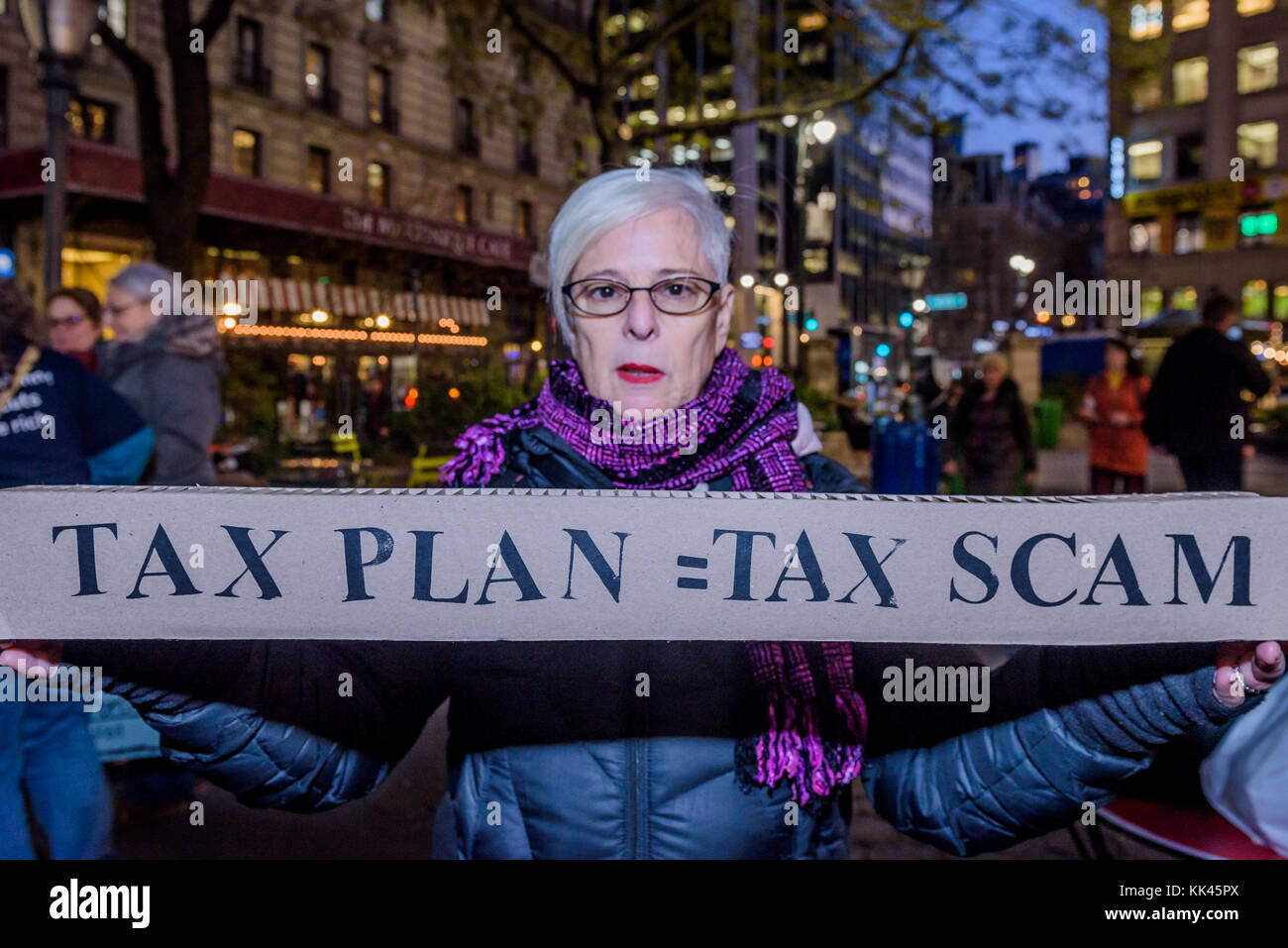 New York, Usa. November 2017. Über hundert Demonstranten trafen sich am 27. November 2017 am Greeley Square in Midtown Manhattan und marschierten entlang der 34th Street hinter einem nicht-einen Penny von Steuersenkungen für das reiche Banner, mit Steuerschurken, Nicht ein Penny Zeichen und riesige Kontrollen von Medicaid oder Medicare an Milliardäre oder Konzerne, um das Bewusstsein für den unverantwortlichen Steuerplan, der Medicare senkt und erhöht die Gesundheitskosten für ältere New Yorker. Quelle: Erik McGregor/Pacific Press/Alamy Live News Stockfoto New York, Usa. November 2017. Über hundert Demonstranten trafen sich am 27. November 2017 am Greeley Square in Midtown Manhattan und marschierten entlang der 34th Street hinter einem nicht-einen Penny von Steuersenkungen für das reiche Banner, mit Steuerschurken, Nicht ein Penny Zeichen und riesige Kontrollen von Medicaid oder Medicare an Milliardäre oder Konzerne, um das Bewusstsein für den unverantwortlichen Steuerplan, der Medicare senkt und erhöht die Gesundheitskosten für ältere New Yorker. Quelle: Erik McGregor/Pacific Press/Alamy Live News Stockfoto