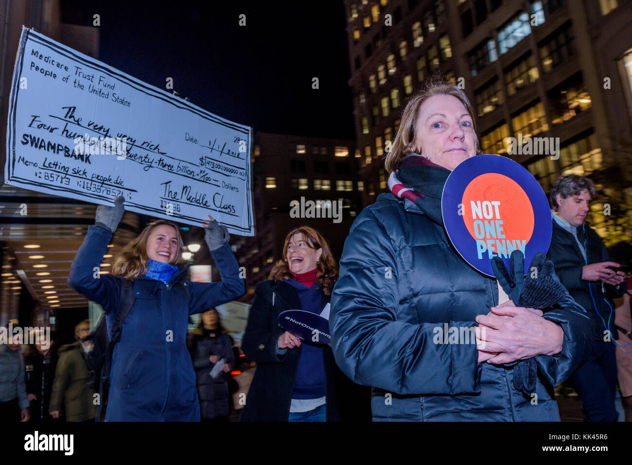 New York, Usa. November 2017. Über hundert Demonstranten trafen sich am 27. November 2017 am Greeley Square in Midtown Manhattan und marschierten entlang der 34th Street hinter einem nicht-einen Penny von Steuersenkungen für das reiche Banner, mit Steuerschurken, Nicht ein Penny Zeichen und riesige Kontrollen von Medicaid oder Medicare an Milliardäre oder Konzerne, um das Bewusstsein für den unverantwortlichen Steuerplan, der Medicare senkt und erhöht die Gesundheitskosten für ältere New Yorker. Quelle: Erik McGregor/Pacific Press/Alamy Live News Stockfoto New York, Usa. November 2017. Über hundert Demonstranten trafen sich am 27. November 2017 am Greeley Square in Midtown Manhattan und marschierten entlang der 34th Street hinter einem nicht-einen Penny von Steuersenkungen für das reiche Banner, mit Steuerschurken, Nicht ein Penny Zeichen und riesige Kontrollen von Medicaid oder Medicare an Milliardäre oder Konzerne, um das Bewusstsein für den unverantwortlichen Steuerplan, der Medicare senkt und erhöht die Gesundheitskosten für ältere New Yorker. Quelle: Erik McGregor/Pacific Press/Alamy Live News Stockfoto