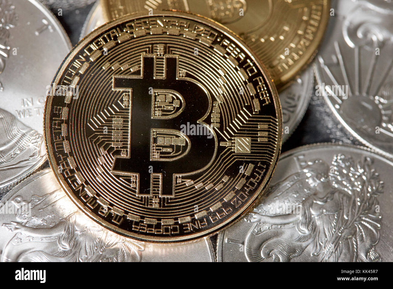 Bitcoin mit 1 Unze Silberbarren us Eagle Münzen Stockfotografie - Alamy