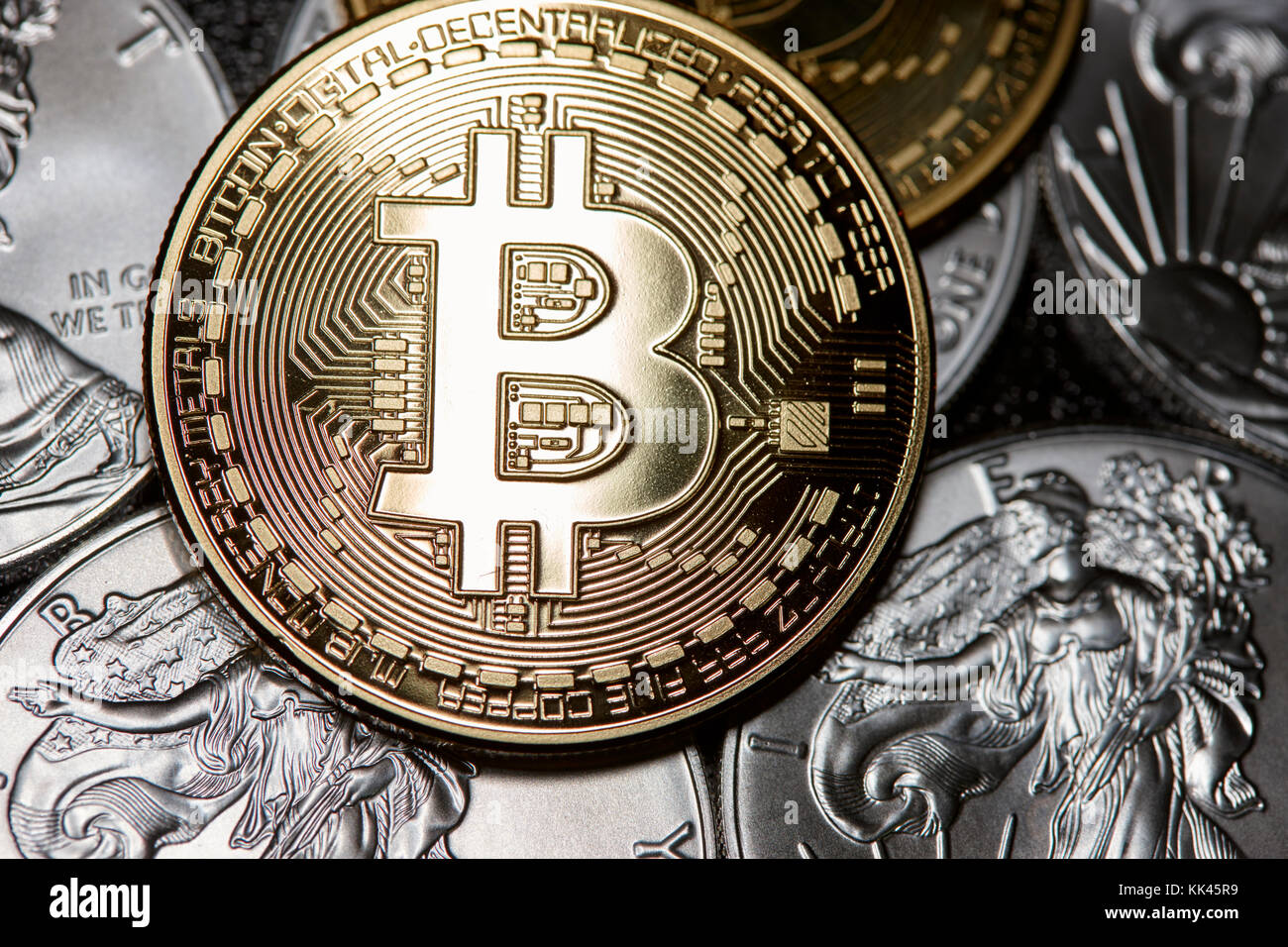 Bitcoin mit 10 z Us Silver Eagle Münzen Stockfoto