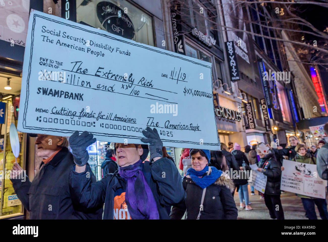 New York, Usa. November 2017. Über hundert Demonstranten trafen sich am 27. November 2017 am Greeley Square in Midtown Manhattan und marschierten entlang der 34th Street hinter einem nicht-einen Penny von Steuersenkungen für das reiche Banner, mit Steuerschurken, Nicht ein Penny Zeichen und riesige Kontrollen von Medicaid oder Medicare an Milliardäre oder Konzerne, um das Bewusstsein für den unverantwortlichen Steuerplan, der Medicare senkt und erhöht die Gesundheitskosten für ältere New Yorker. Quelle: Erik McGregor/Pacific Press/Alamy Live News Stockfoto New York, Usa. November 2017. Über hundert Demonstranten trafen sich am 27. November 2017 am Greeley Square in Midtown Manhattan und marschierten entlang der 34th Street hinter einem nicht-einen Penny von Steuersenkungen für das reiche Banner, mit Steuerschurken, Nicht ein Penny Zeichen und riesige Kontrollen von Medicaid oder Medicare an Milliardäre oder Konzerne, um das Bewusstsein für den unverantwortlichen Steuerplan, der Medicare senkt und erhöht die Gesundheitskosten für ältere New Yorker. Quelle: Erik McGregor/Pacific Press/Alamy Live News Stockfoto