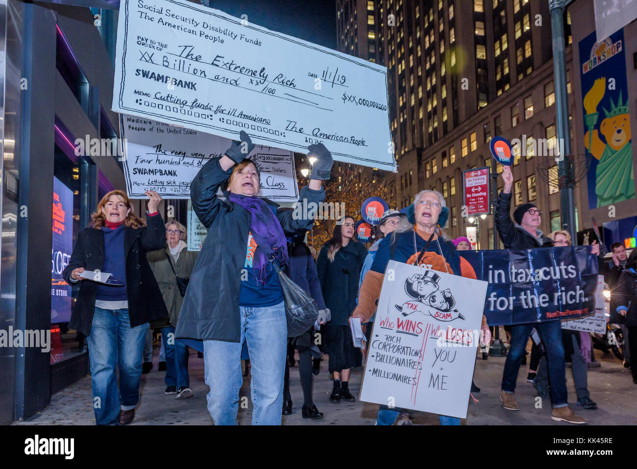 New York, Usa. November 2017. Über hundert Demonstranten trafen sich am 27. November 2017 am Greeley Square in Midtown Manhattan und marschierten entlang der 34th Street hinter einem nicht-einen Penny von Steuersenkungen für das reiche Banner, mit Steuerschurken, Nicht ein Penny Zeichen und riesige Kontrollen von Medicaid oder Medicare an Milliardäre oder Konzerne, um das Bewusstsein für den unverantwortlichen Steuerplan, der Medicare senkt und erhöht die Gesundheitskosten für ältere New Yorker. Quelle: Erik McGregor/Pacific Press/Alamy Live News Stockfoto New York, Usa. November 2017. Über hundert Demonstranten trafen sich am 27. November 2017 am Greeley Square in Midtown Manhattan und marschierten entlang der 34th Street hinter einem nicht-einen Penny von Steuersenkungen für das reiche Banner, mit Steuerschurken, Nicht ein Penny Zeichen und riesige Kontrollen von Medicaid oder Medicare an Milliardäre oder Konzerne, um das Bewusstsein für den unverantwortlichen Steuerplan, der Medicare senkt und erhöht die Gesundheitskosten für ältere New Yorker. Quelle: Erik McGregor/Pacific Press/Alamy Live News Stockfoto