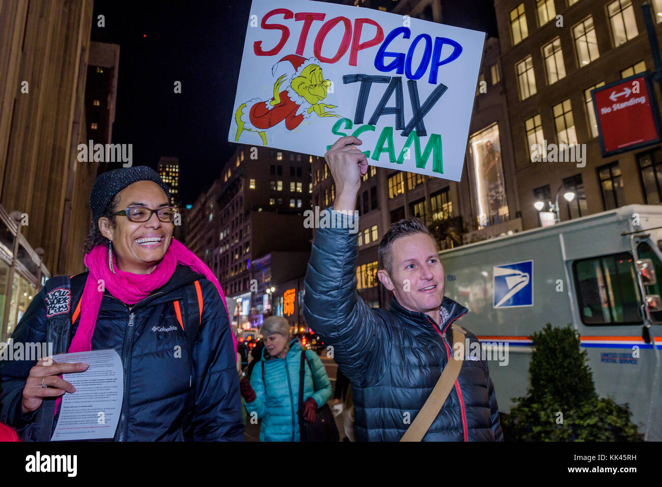 New York, Usa. November 2017. Über hundert Demonstranten trafen sich am 27. November 2017 am Greeley Square in Midtown Manhattan und marschierten entlang der 34th Street hinter einem nicht-einen Penny von Steuersenkungen für das reiche Banner, mit Steuerschurken, Nicht ein Penny Zeichen und riesige Kontrollen von Medicaid oder Medicare an Milliardäre oder Konzerne, um das Bewusstsein für den unverantwortlichen Steuerplan, der Medicare senkt und erhöht die Gesundheitskosten für ältere New Yorker. Quelle: Erik McGregor/Pacific Press/Alamy Live News Stockfoto New York, Usa. November 2017. Über hundert Demonstranten trafen sich am 27. November 2017 am Greeley Square in Midtown Manhattan und marschierten entlang der 34th Street hinter einem nicht-einen Penny von Steuersenkungen für das reiche Banner, mit Steuerschurken, Nicht ein Penny Zeichen und riesige Kontrollen von Medicaid oder Medicare an Milliardäre oder Konzerne, um das Bewusstsein für den unverantwortlichen Steuerplan, der Medicare senkt und erhöht die Gesundheitskosten für ältere New Yorker. Quelle: Erik McGregor/Pacific Press/Alamy Live News Stockfoto