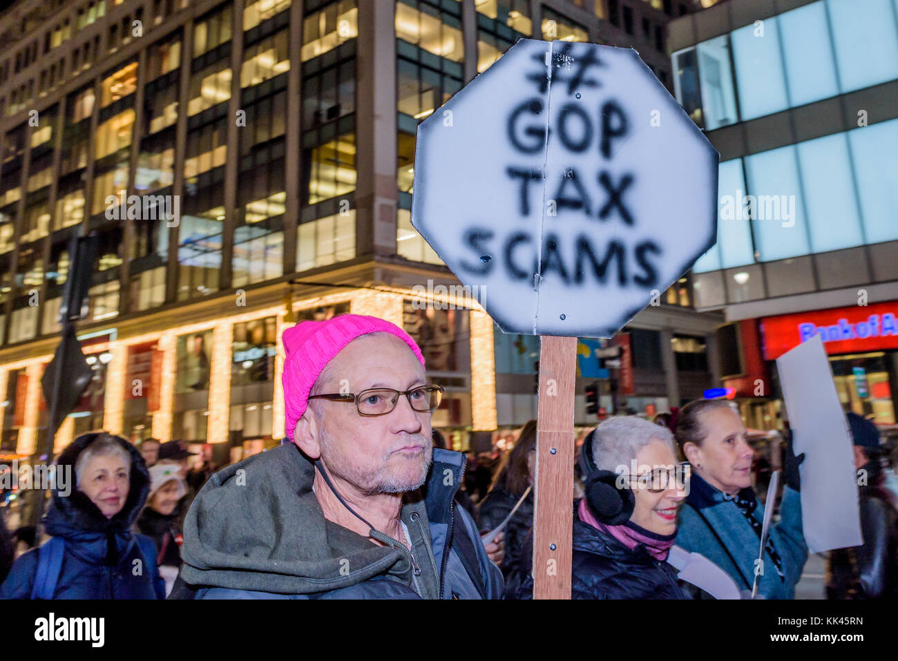 New York, Usa. November 2017. Über hundert Demonstranten trafen sich am 27. November 2017 am Greeley Square in Midtown Manhattan und marschierten entlang der 34th Street hinter einem nicht-einen Penny von Steuersenkungen für das reiche Banner, mit Steuerschurken, Nicht ein Penny Zeichen und riesige Kontrollen von Medicaid oder Medicare an Milliardäre oder Konzerne, um das Bewusstsein für den unverantwortlichen Steuerplan, der Medicare senkt und erhöht die Gesundheitskosten für ältere New Yorker. Quelle: Erik McGregor/Pacific Press/Alamy Live News Stockfoto New York, Usa. November 2017. Über hundert Demonstranten trafen sich am 27. November 2017 am Greeley Square in Midtown Manhattan und marschierten entlang der 34th Street hinter einem nicht-einen Penny von Steuersenkungen für das reiche Banner, mit Steuerschurken, Nicht ein Penny Zeichen und riesige Kontrollen von Medicaid oder Medicare an Milliardäre oder Konzerne, um das Bewusstsein für den unverantwortlichen Steuerplan, der Medicare senkt und erhöht die Gesundheitskosten für ältere New Yorker. Quelle: Erik McGregor/Pacific Press/Alamy Live News Stockfoto