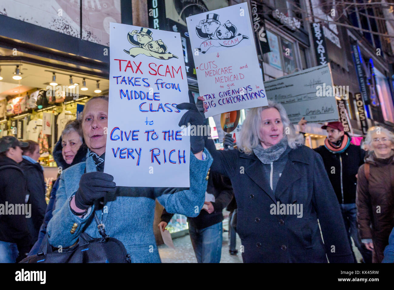 New York, Usa. November 2017. Über hundert Demonstranten trafen sich am 27. November 2017 am Greeley Square in Midtown Manhattan und marschierten entlang der 34th Street hinter einem nicht-einen Penny von Steuersenkungen für das reiche Banner, mit Steuerschurken, Nicht ein Penny Zeichen und riesige Kontrollen von Medicaid oder Medicare an Milliardäre oder Konzerne, um das Bewusstsein für den unverantwortlichen Steuerplan, der Medicare senkt und erhöht die Gesundheitskosten für ältere New Yorker. Quelle: Erik McGregor/Pacific Press/Alamy Live News Stockfoto New York, Usa. November 2017. Über hundert Demonstranten trafen sich am 27. November 2017 am Greeley Square in Midtown Manhattan und marschierten entlang der 34th Street hinter einem nicht-einen Penny von Steuersenkungen für das reiche Banner, mit Steuerschurken, Nicht ein Penny Zeichen und riesige Kontrollen von Medicaid oder Medicare an Milliardäre oder Konzerne, um das Bewusstsein für den unverantwortlichen Steuerplan, der Medicare senkt und erhöht die Gesundheitskosten für ältere New Yorker. Quelle: Erik McGregor/Pacific Press/Alamy Live News Stockfoto