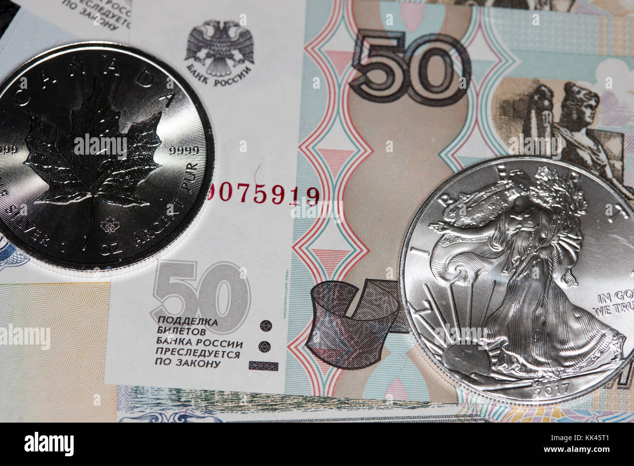 russischer Rubel-Banknoten mit 1oz Silberbarren-Münzen Stockfoto