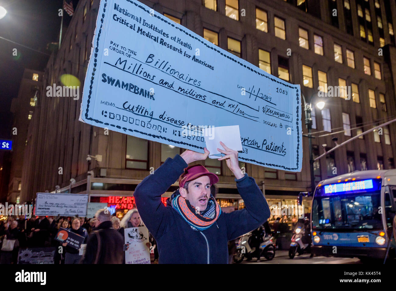 New York, Usa. November 2017. Über hundert Demonstranten trafen sich am 27. November 2017 am Greeley Square in Midtown Manhattan und marschierten entlang der 34th Street hinter einem nicht-einen Penny von Steuersenkungen für das reiche Banner, mit Steuerschurken, Nicht ein Penny Zeichen und riesige Kontrollen von Medicaid oder Medicare an Milliardäre oder Konzerne, um das Bewusstsein für den unverantwortlichen Steuerplan, der Medicare senkt und erhöht die Gesundheitskosten für ältere New Yorker. Quelle: Erik McGregor/Pacific Press/Alamy Live News Stockfoto New York, Usa. November 2017. Über hundert Demonstranten trafen sich am 27. November 2017 am Greeley Square in Midtown Manhattan und marschierten entlang der 34th Street hinter einem nicht-einen Penny von Steuersenkungen für das reiche Banner, mit Steuerschurken, Nicht ein Penny Zeichen und riesige Kontrollen von Medicaid oder Medicare an Milliardäre oder Konzerne, um das Bewusstsein für den unverantwortlichen Steuerplan, der Medicare senkt und erhöht die Gesundheitskosten für ältere New Yorker. Quelle: Erik McGregor/Pacific Press/Alamy Live News Stockfoto