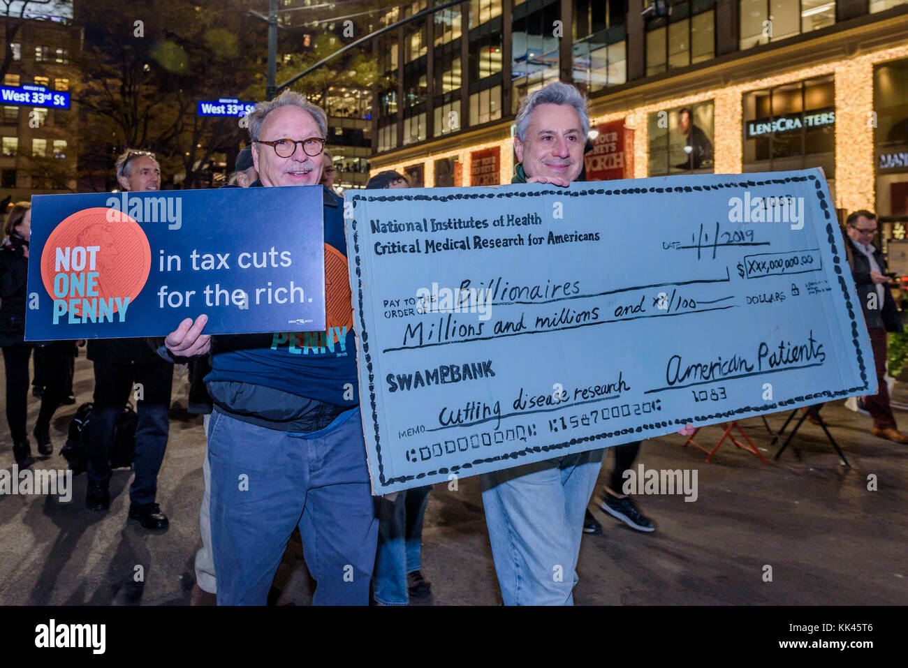 New York, Usa. November 2017. Über hundert Demonstranten trafen sich am 27. November 2017 am Greeley Square in Midtown Manhattan und marschierten entlang der 34th Street hinter einem nicht-einen Penny von Steuersenkungen für das reiche Banner, mit Steuerschurken, Nicht ein Penny Zeichen und riesige Kontrollen von Medicaid oder Medicare an Milliardäre oder Konzerne, um das Bewusstsein für den unverantwortlichen Steuerplan, der Medicare senkt und erhöht die Gesundheitskosten für ältere New Yorker. Quelle: Erik McGregor/Pacific Press/Alamy Live News Stockfoto New York, Usa. November 2017. Über hundert Demonstranten trafen sich am 27. November 2017 am Greeley Square in Midtown Manhattan und marschierten entlang der 34th Street hinter einem nicht-einen Penny von Steuersenkungen für das reiche Banner, mit Steuerschurken, Nicht ein Penny Zeichen und riesige Kontrollen von Medicaid oder Medicare an Milliardäre oder Konzerne, um das Bewusstsein für den unverantwortlichen Steuerplan, der Medicare senkt und erhöht die Gesundheitskosten für ältere New Yorker. Quelle: Erik McGregor/Pacific Press/Alamy Live News Stockfoto