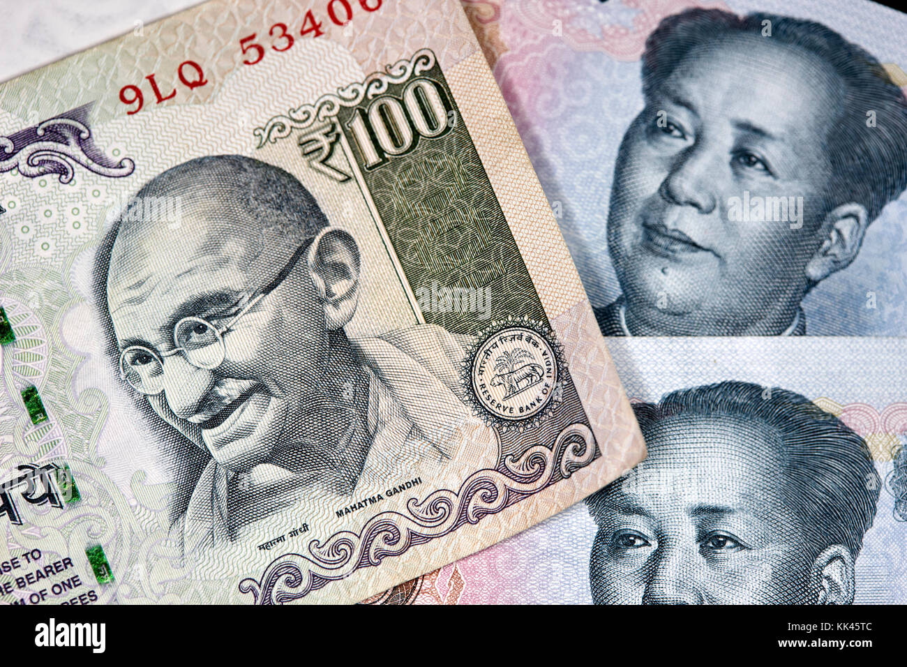 Indian Rupee und Chinese Yuan Renminbi Banknoten Stockfoto