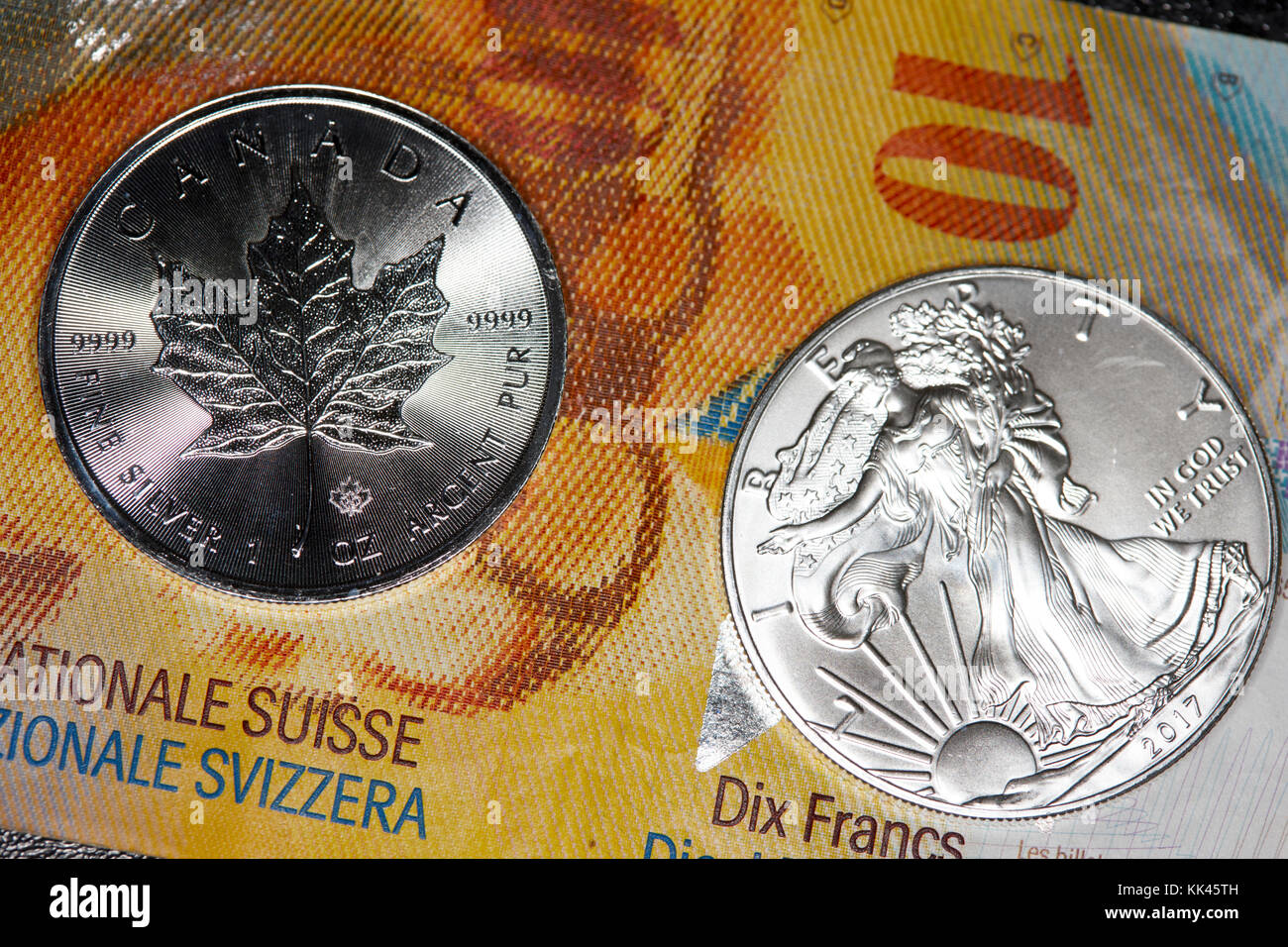 Schweizer Franken Banknoten mit 1 oz Silber Anlagemünzen Stockfoto