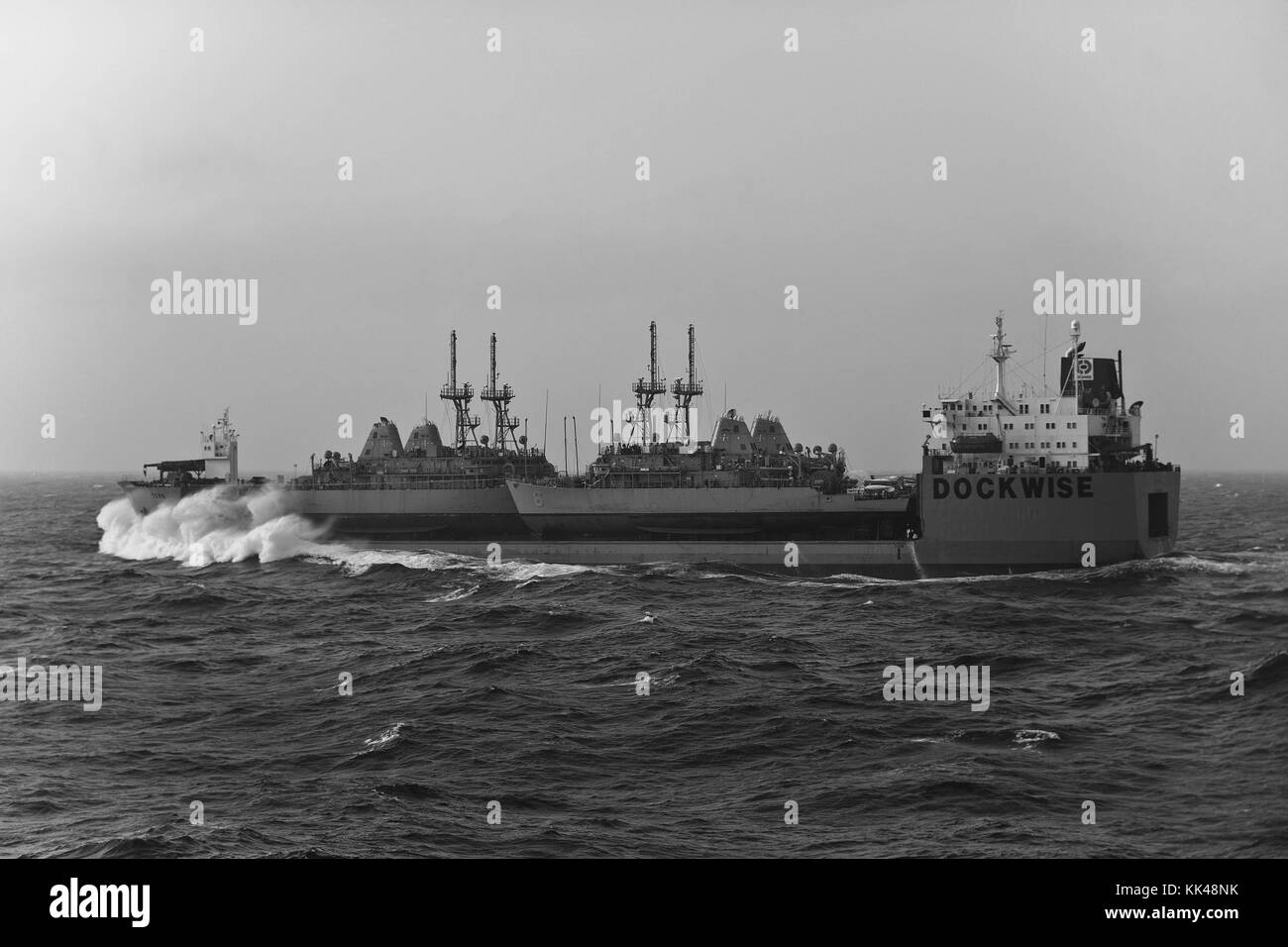 Das Military Sealift Command charterte M/V Tern, ein Float-on/Float-off-Schiff unter niederländischer Flagge, durchquert den Indischen Ozean, während es vier Minen-Gegenmassenschiffe der Avenger-Klasse zu ihrem neuen Homeport in Manama, Bahrain, Indischer Ozean, 2012 transportiert. Foto mit freundlicher Genehmigung der U.S. Navy Foto von Mass Communication Specialist Alex R. Forster/US Navy. Stockfoto