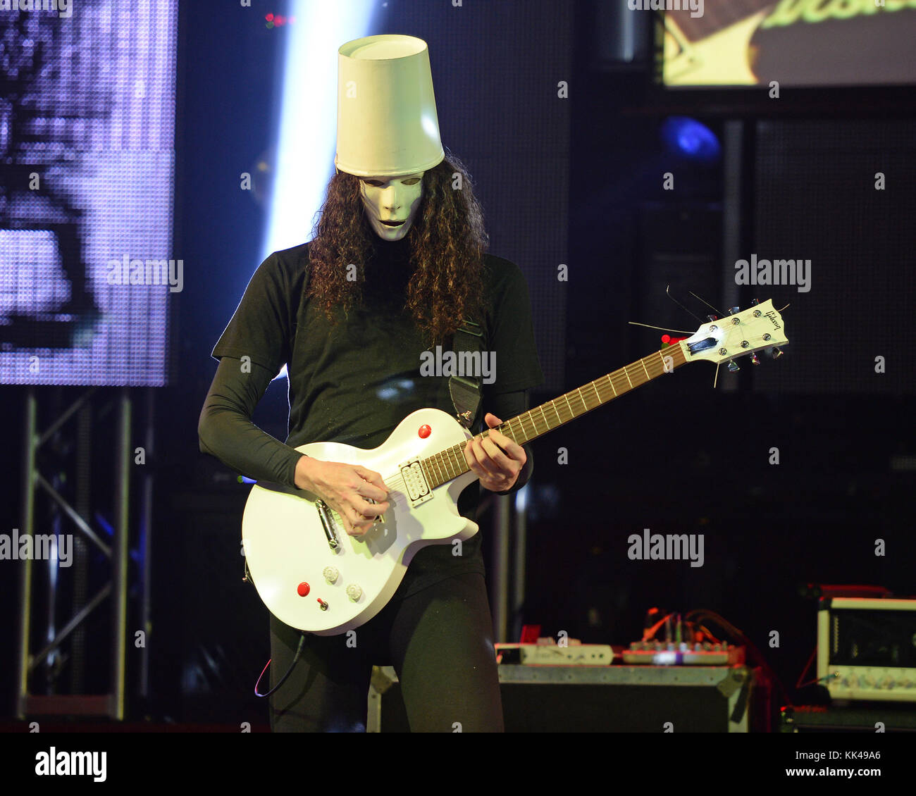 FORT LAUDERDALE, FL - 28. Februar: Brian Patrick Carroll AKA Buckethead führt an der Kultur. Brian Patrick Carroll (13. Mai 1969 geboren), professionell, bekannt als Buckethead, ist ein US-amerikanischer Gitarrist und Multiinstrumentalist, der in vielen Genres der Musik gearbeitet hat. Er hat 264 Studio Alben, vier spezielle Versionen und eine EP veröffentlicht. Er hat auch auf mehr als 50 anderen Alben von anderen Künstlern durchgeführt. Seine Musik umfasst so unterschiedliche Bereiche wie Progressive Metal, Funk, Blues, Jazz, Bluegrass-, Umgebungs- und avantgardistischer Musik. Buckethead ist berühmt für das Tragen eines KFC Eimer auf dem Kopf, emblazon Stockfoto