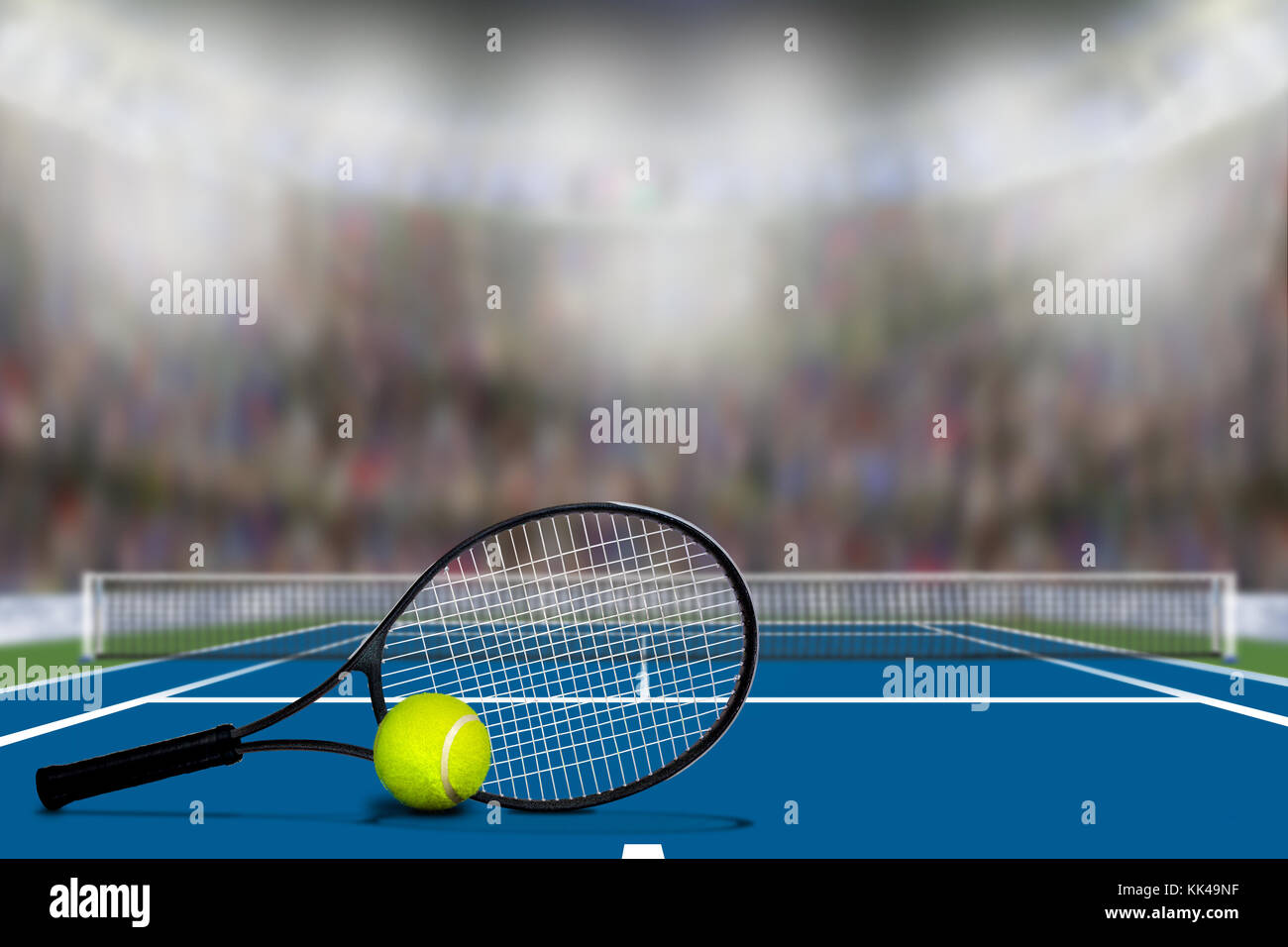 Low Angle View der Tennisplatz voll der Zuschauer auf den Tribünen mit kopieren. Schwerpunkt bewusst auf dem Vordergrund mit geringer Tiefenschärfe auf backgro Stockfoto