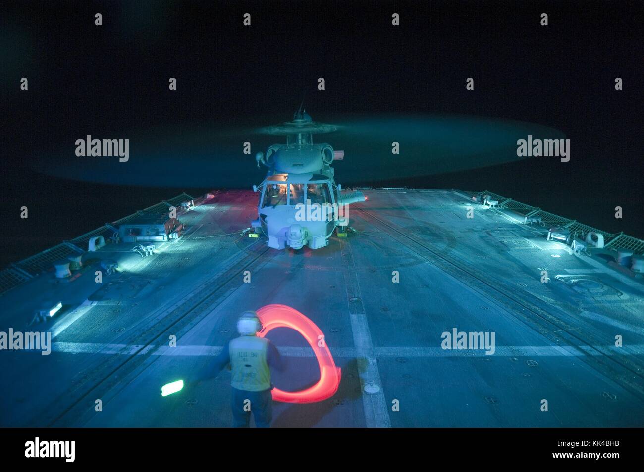 Ein Seemann leitet eine SH-60b Sea Hawk Hubschrauber, die sich anschickt, die nach der Landung an Bord des geführte Anti-raketen-Zerstörer USS nitze Ddg 94, Golf von Aden, 2012. Mit freundlicher Mass Communication Specialist 3. Klasse jeff Atherton/US Navy zu schließen. Stockfoto