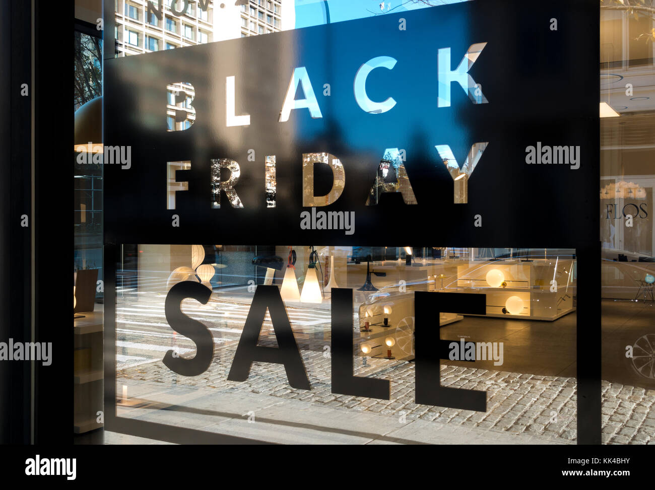 Schaufenster mit Ankündigung eines Black Friday Sale in New York City Stockfoto