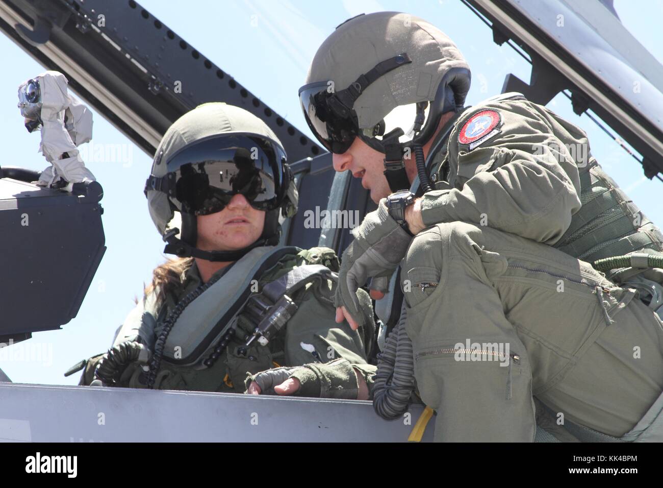 Die olympische Snowboardin Kelly Clark, links, erhält von LT Jason Papadopoulos eine Last-Minute-Anweisung vor ihrem Flug in einem F/A-18F Super Hornet während ihres Besuchs im Naval Strike and Air Warfare Center auf der Naval Air Station Fallon, Fallon, Nevada, 2012. Bild mit freundlicher Genehmigung Mass Communication Specialist 2. Klasse Olivia Giger/US Navy. Stockfoto