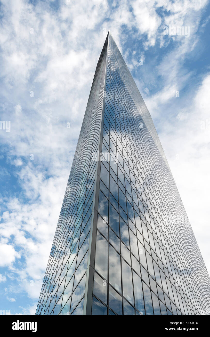 Dentsu Gebäude mit Wolken, Shiodome, Tokio, Japan Stockfoto