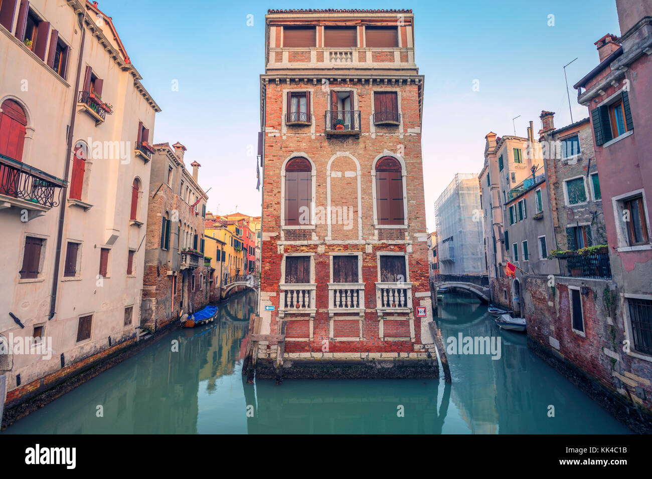 Venedig. stadtbild Bild der engen Kanäle in Venedig während des Sonnenuntergangs. Stockfoto