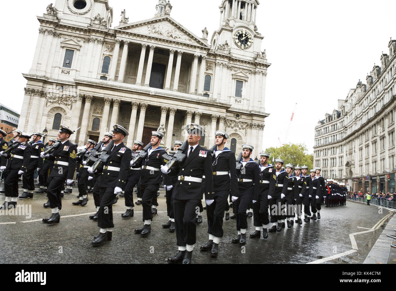 London Militärparade: der Royal Navy, RN, vorbei marschieren die St Paul's Kathedrale, in der Großbritannien London Oberbürgermeister zeigen. Britische militärische marschieren. Stockfoto