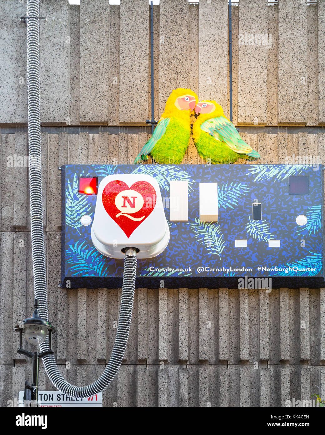 Exotische Vögel Dekoration und riesen Steckdose für die Stromversorgung mit  elektrischer Schalter, Teil der Weihnachten Karneval themed  Weihnachtsbeleuchtung 2017 um Carnaby Stree Stockfotografie - Alamy