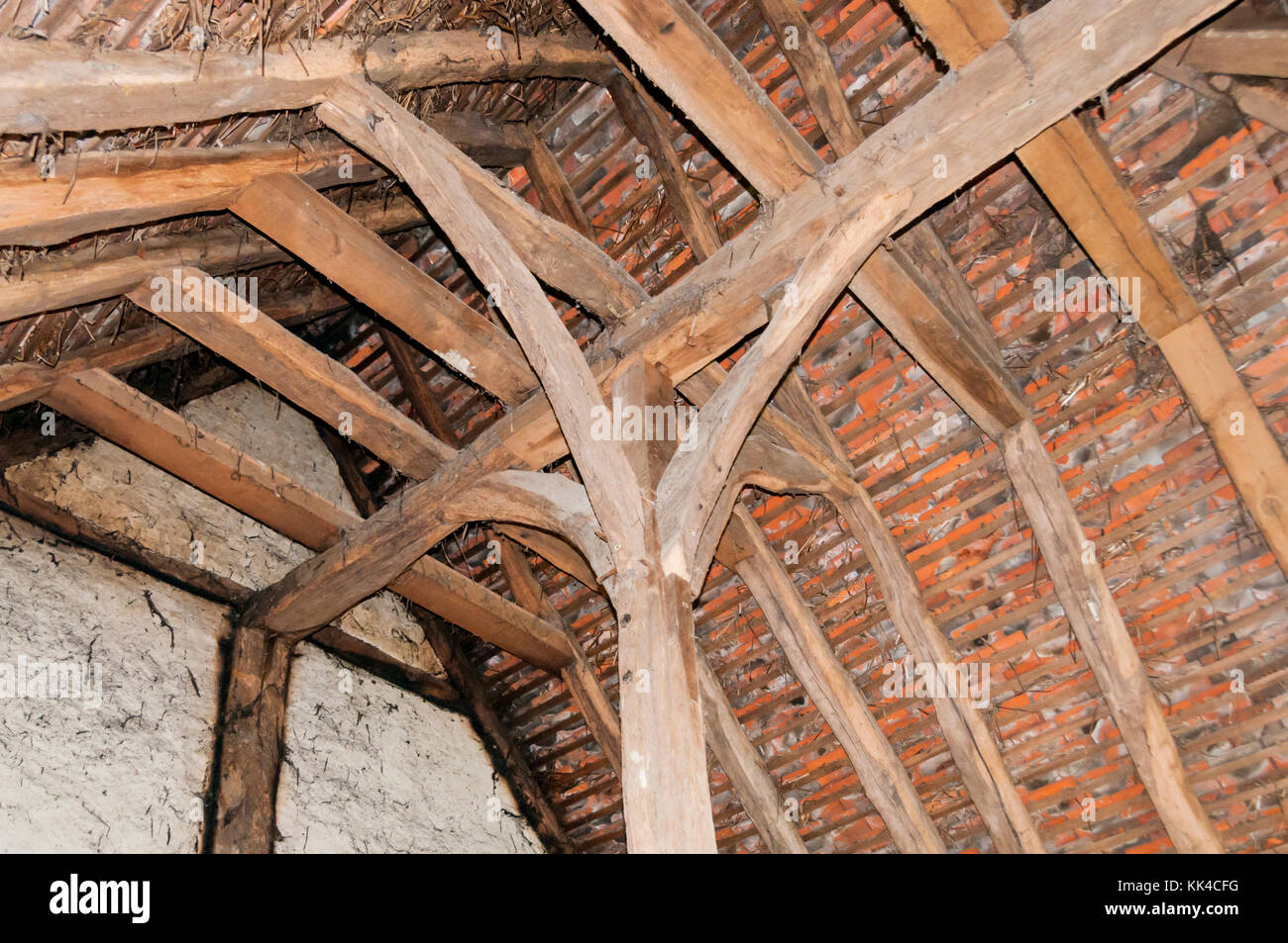 Krone post Dachkonstruktion des 15. Jahrhunderts Bayleaf Hof aus chiddingstone am Weald und Downland Open Air Museum, Singleton, West Sussex, Stockfoto