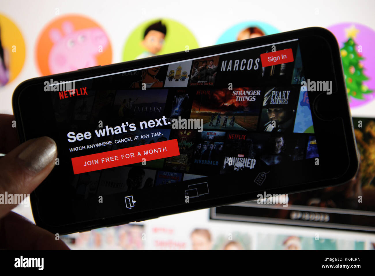 Netflix-Website auf einem Telefon und einem Computer Stockfoto