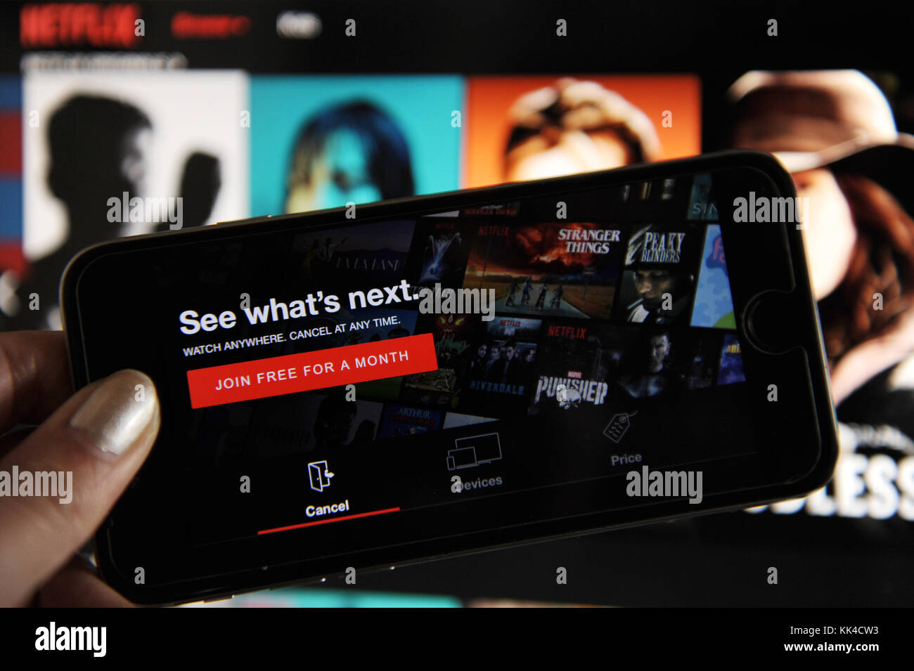 Netflix-Website auf einem Telefon und einem Computer Stockfoto