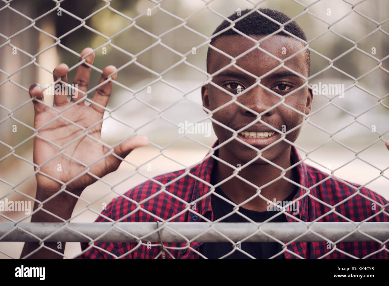 Portrait von Happy afrikanischen Jungen Mann auf der Sportkleidung, rot Shirt. schwarze Männer Modell Straße Konzept. Stockfoto