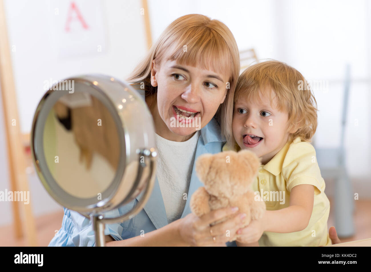 Süße kleine Jungen an der Logopädin Büro Stockfoto