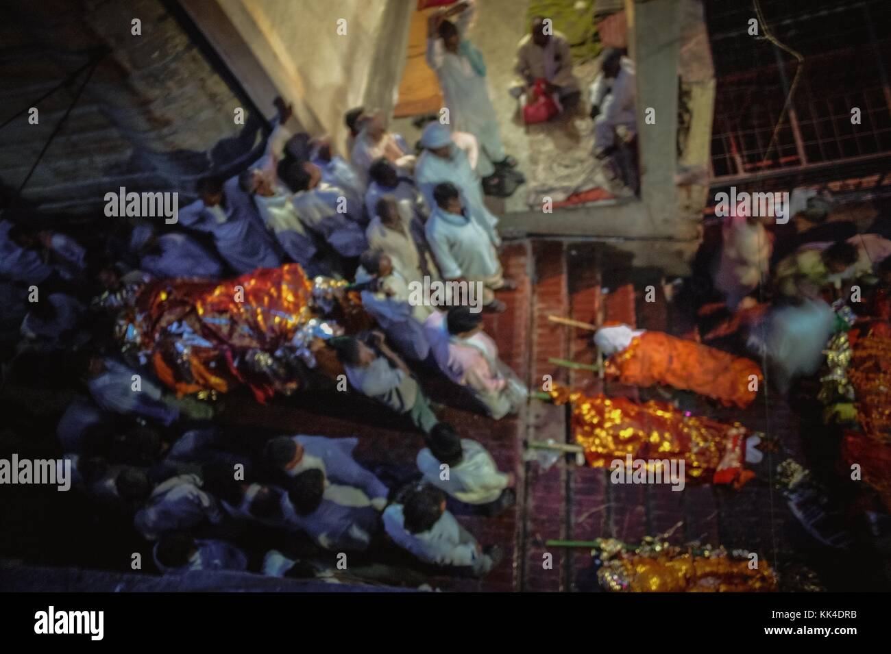 Manikarnika Einäscherung in Varanasi - 08/09/2010 - Indien / Uttar Pradesh / Benares - Leichen werden in heilige Gewässer des Ganges getaucht, bevor sie eingeäschert werden. Manikarnika Ghat ist einer der Ghats in Varanasi und ist am meisten bekannt als ein Ort der Hindu-Kremation. - Sylvain Leser / Le Pictorium Stockfoto