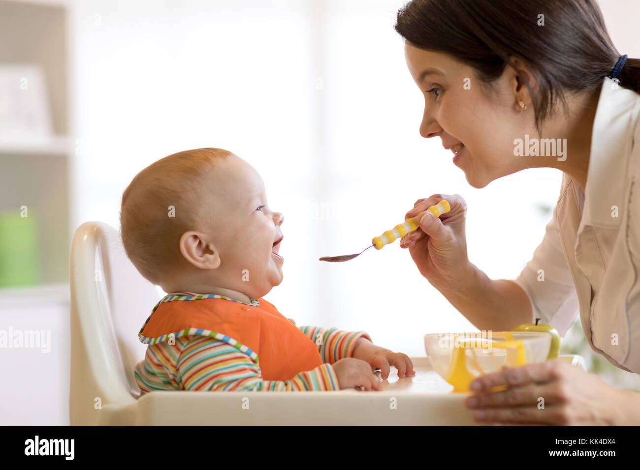 Mutter Löffel füttern Sie Ihr Kind Junge Stockfoto