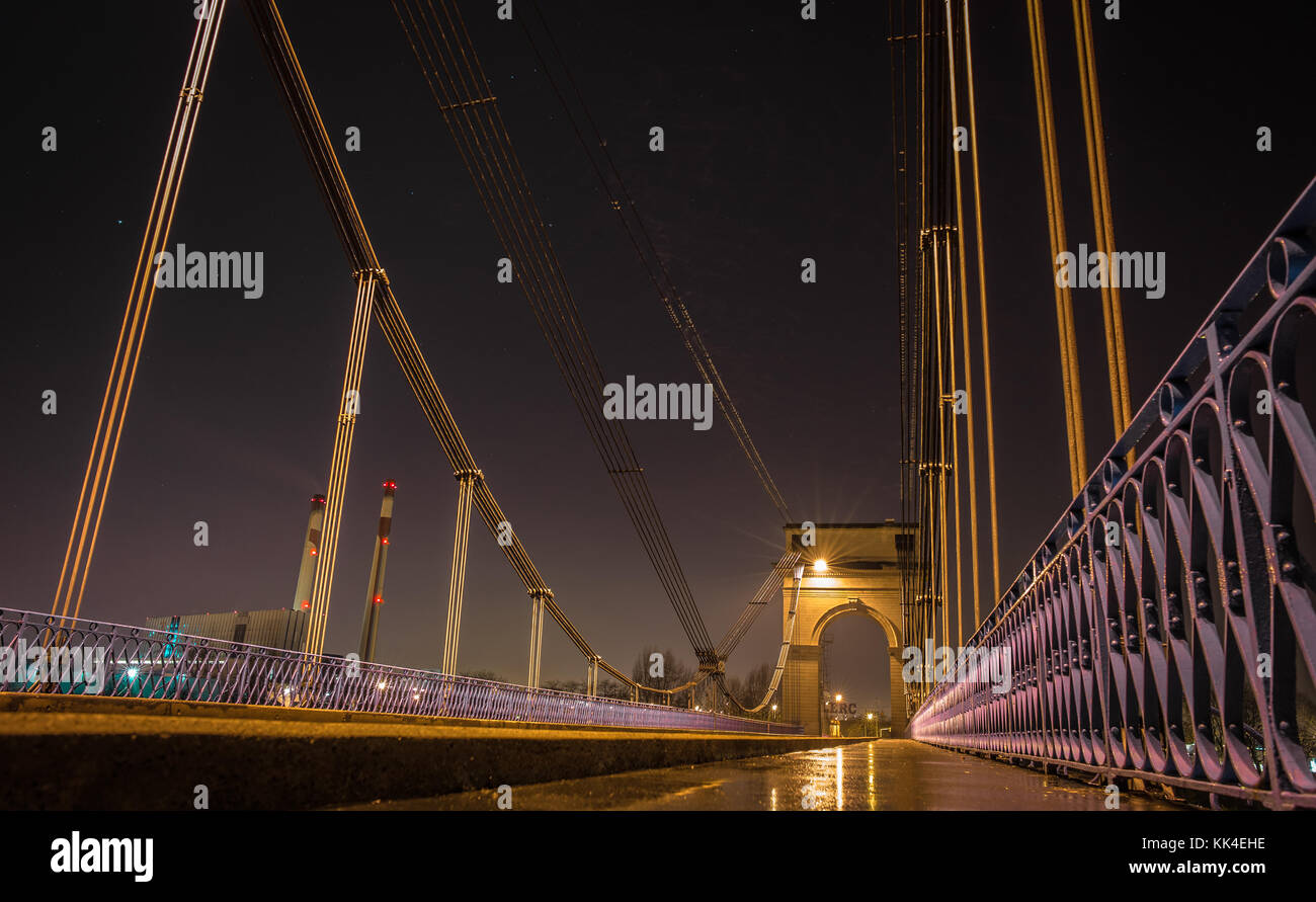 Brücken - 02/12/2012 - Brücken - die Harbour Bridge-zu-Englisch ist eine Schrägseilbrücke zwischen Alford und Vitry-sur-Seine von Autos und Fußgänger verwendet die Seine überqueren. Am frühen Morgen im Herbst, eine Hocke für die Möwen. - Sylvain Leser/le pictorium Stockfoto