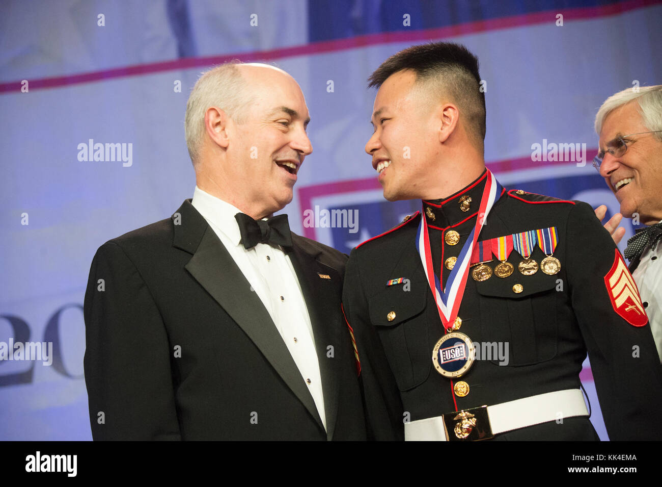 J.D. Crouch, CEO und Präsident der USO, spricht mit der Übersee USO Freiwilligen des Jahres Marine Corps Sgt. Phat Huynh, der dem Luftwaffenstützpunkt Incirlik zugewiesen wurde, während der 2017 USO Gala in Washington, D.C., 19. Oktober 2017. (DOD-Foto des US Navy Petty Officer 1st Class Dominique A. Pineiro) Stockfoto