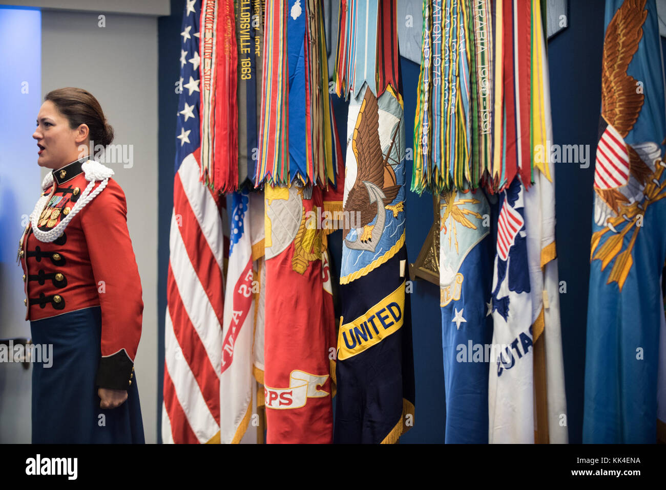 Us Marine Corps Gunnery Sgt. Sara Sheffield, US-Marine Band, singt die Nationalhymne während der 2017 Geist der Hoffnung Auszeichnungen in der Halle der Helden im Pentagon, Okt. 26, 2017. Der Geist der Hoffnung Award wird für Männer und Frauen der US-Streitkräfte, Entertainer ausgezeichnet, und anderen illustren Amerikaner und Organisationen, deren Patriotismus und Service entsprechen denen, die von Herrn Bob Hope. Die Empfänger selbstlos dazu beigetragen, eine außergewöhnliche Zeit, Talent, Ressourcen oder der Lebensqualität oder Service Mitglieder und ihre Familien rund um die Welt dienen wesentlich zu verbessern. (DoD Foto b Stockfoto