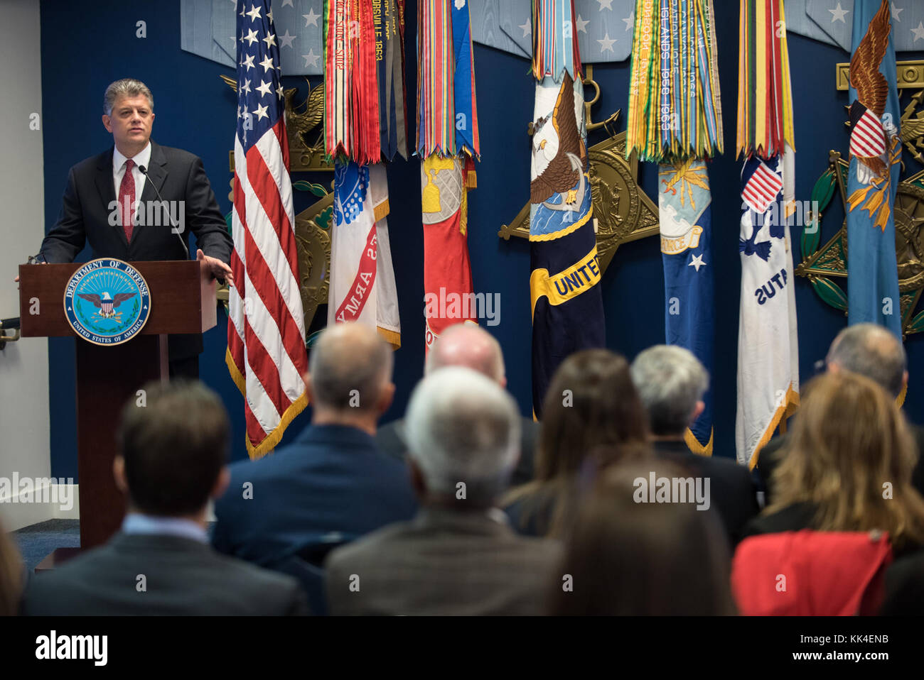 Herr Michael Rhodes, Büro des Stellvertretenden Chief Management Officer Direktor der Verwaltung, liefert Erläuterungen während der 2017 Geist der Hoffnung Auszeichnungen in der Halle der Helden im Pentagon, Okt. 26, 2017. Der Geist der Hoffnung Award wird für Männer und Frauen der US-Streitkräfte, Entertainer ausgezeichnet, und anderen illustren Amerikaner und Organisationen, deren Patriotismus und Service entsprechen denen, die von Herrn Bob Hope. Die Empfänger selbstlos dazu beigetragen, eine außergewöhnliche Zeit, Talent, oder Ressourcen für die Lebensqualität oder Service Mitglieder und ihre Familien aro dienen wesentlich zu verbessern Stockfoto