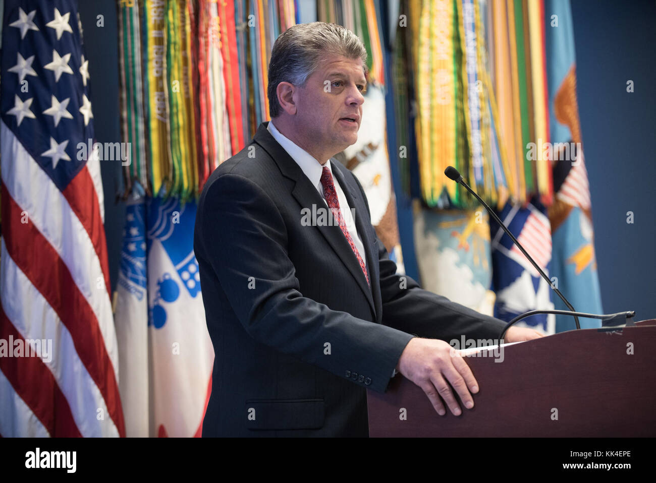 Herr Michael Rhodes, Büro des Stellvertretenden Chief Management Officer Direktor der Verwaltung, liefert Erläuterungen während der 2017 Geist der Hoffnung Auszeichnungen in der Halle der Helden im Pentagon, Okt. 26, 2017. Der Geist der Hoffnung Award wird für Männer und Frauen der US-Streitkräfte, Entertainer ausgezeichnet, und anderen illustren Amerikaner und Organisationen, deren Patriotismus und Service entsprechen denen, die von Herrn Bob Hope. Die Empfänger selbstlos dazu beigetragen, eine außergewöhnliche Zeit, Talent, oder Ressourcen für die Lebensqualität oder Service Mitglieder und ihre Familien aro dienen wesentlich zu verbessern Stockfoto