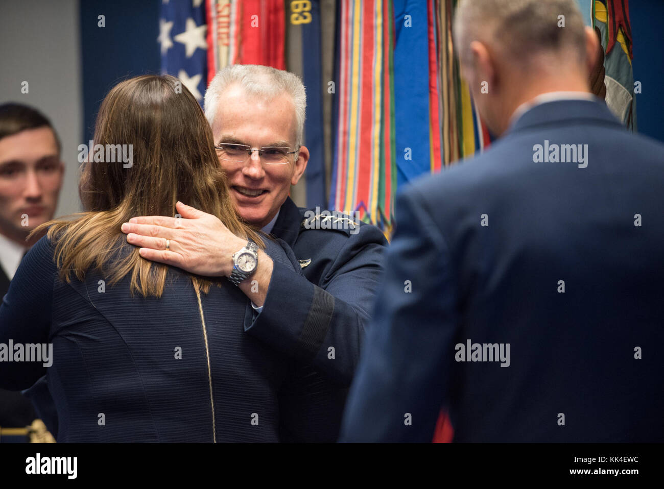 Us Air Force General Paul J. Selva, der stellvertretende Vorsitzende des Generalstabs, grüßt Ann O'Connor, zur Annahme - im Namen der Bäume für Truppen - der U.S. Coast Guard-Preisträger 2017, während der Geist der Hoffnung Auszeichnungen in der Halle der Helden im Pentagon, Okt. 26, 2017. Der Geist der Hoffnung Award wird für Männer und Frauen der US-Streitkräfte, Entertainer ausgezeichnet, und anderen illustren Amerikaner und Organisationen, deren Patriotismus und Service entsprechen denen, die von Herrn Bob Hope. Die Empfänger selbstlos dazu beigetragen, eine außergewöhnliche Zeit, Talent, oder Ressourcen, die wesentlich die Qualität der verbessern Stockfoto