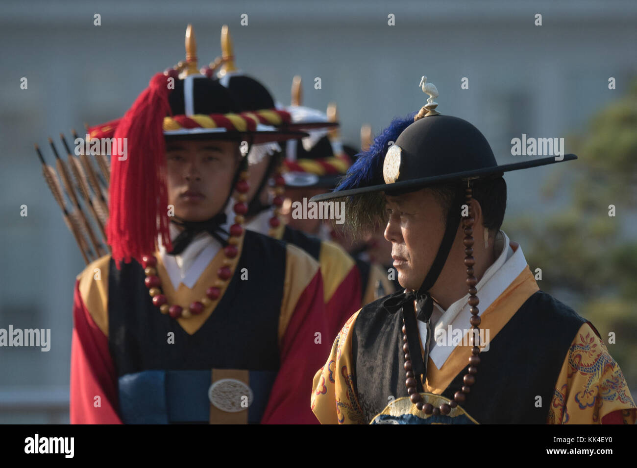 Eine Ehrengarde Vorbereitungen für die Ankunft des Marine Corps Gen. Joseph F. Dunford Jr., Vorsitzender des Generalstabs, vor dem 42. Militärische Sitzung des Ausschusses an die ROK-Generalstabs Hauptsitz in Seoul, Republik Korea, Okt. 27, 2017. (DOD Foto von U.S. Navy Petty Officer 1st Class Dominique A. Pineiro) Stockfoto
