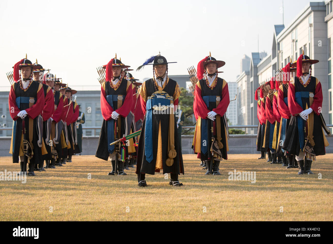 Eine Ehrengarde Vorbereitungen für die Ankunft des Marine Corps Gen. Joseph F. Dunford Jr., Vorsitzender des Generalstabs, vor dem 42. Militärische Sitzung des Ausschusses an die ROK-Generalstabs Hauptsitz in Seoul, Republik Korea, Okt. 27, 2017. (DOD Foto von U.S. Navy Petty Officer 1st Class Dominique A. Pineiro) Stockfoto