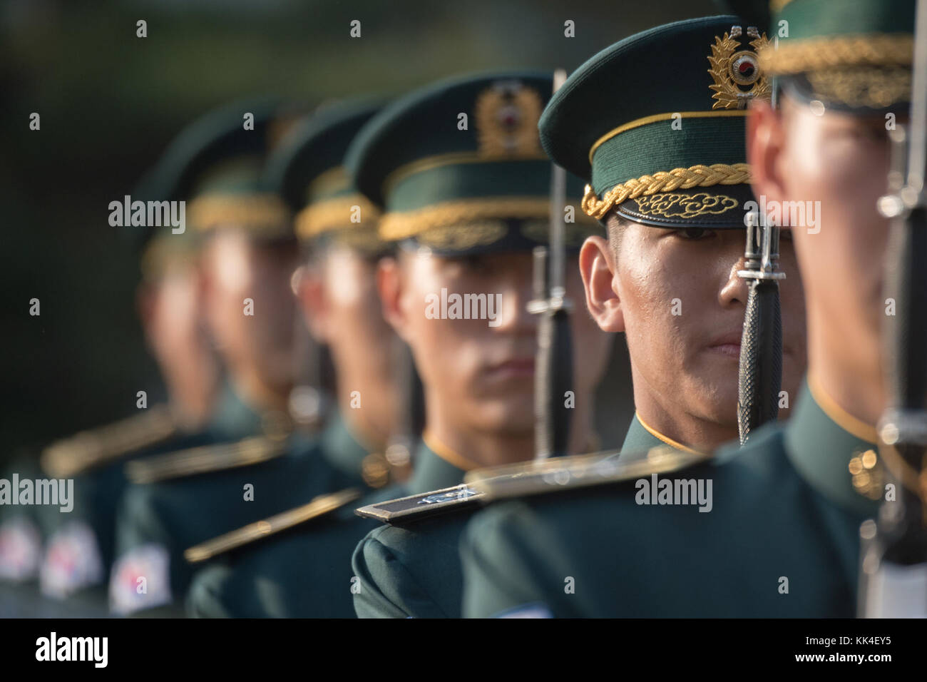 Eine Ehrengarde Vorbereitungen für die Ankunft des Marine Corps Gen. Joseph F. Dunford Jr., Vorsitzender des Generalstabs, vor dem 42. Militärische Sitzung des Ausschusses an die ROK-Generalstabs Hauptsitz in Seoul, Republik Korea, Okt. 27, 2017. (DOD Foto von U.S. Navy Petty Officer 1st Class Dominique A. Pineiro) Stockfoto