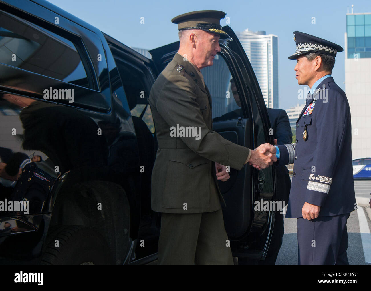 Marine Corps Gen. Joseph F. Dunford Jr., Vorsitzender des Generalstabs, grüßt Republik Korea Air Force General Jeong Kyeong-doo, Vorsitzender des ROK-Generalstabs, vor dem Start der 42 militärischen Ausschusses Sitzung in der ROK-Generalstabs Hauptsitz in Seoul, Republik Korea, Okt. 27, 2017. (DOD Foto von U.S. Navy Petty Officer 1st Class Dominique A. Pineiro) Stockfoto