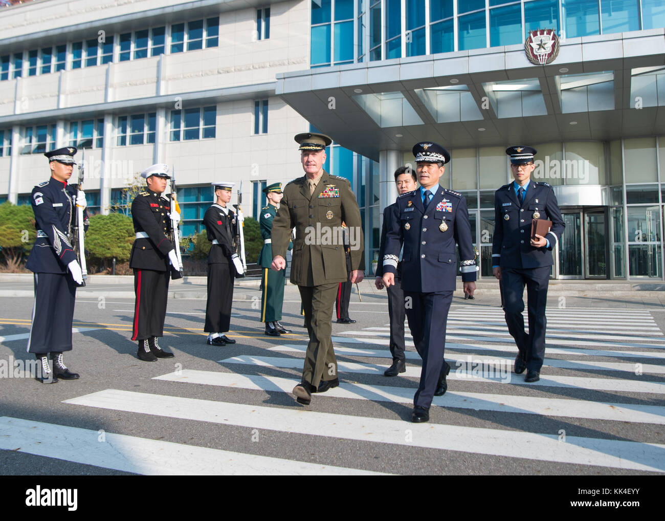 Marine Corps Gen. Joseph F. Dunford Jr., Vorsitzender des Generalstabs, nimmt an einer ehrengarde Begrüßungszeremonie mit der Republik Korea Air Force General Jeong Kyeong-doo, Vorsitzender des ROK-Generalstabs, vor dem Start der 42 militärischen Ausschusses Sitzung in der ROK-Generalstabs Hauptsitz in Seoul, Republik Korea, Okt. 27, 2017. (DOD Foto von U.S. Navy Petty Officer 1st Class Dominique A. Pineiro) Stockfoto