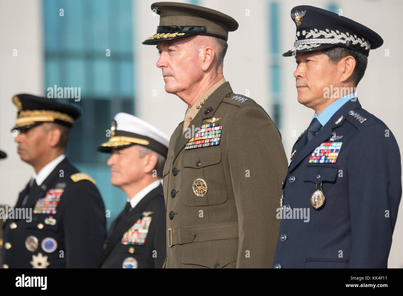 Marine Corps Gen. Joseph F. Dunford Jr., Vorsitzender des Generalstabs, erfüllt mit der Republik Korea Air Force General Jeong Kyeong-doo, Vorsitzender des ROK-Generalstabs, zum 42 militärischen Ausschusses Sitzung in der ROK-Generalstabs Hauptsitz in Seoul, Republik Korea, Okt. 27, 2017. (DOD Foto von U.S. Navy Petty Officer 1st Class Dominique A. Pineiro) Stockfoto