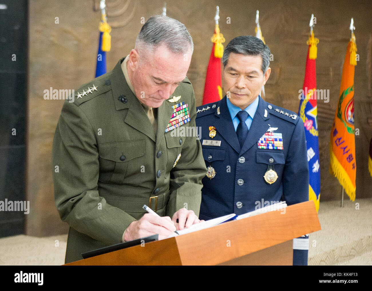 Marine Corps Gen. Joseph F. Dunford Jr., Vorsitzender des Generalstabs, erfüllt mit der Republik Korea Air Force General Jeong Kyeong-doo, Vorsitzender des ROK-Generalstabs, zum 42 militärischen Ausschusses Sitzung in der ROK-Generalstabs Hauptsitz in Seoul, Republik Korea, Okt. 27, 2017. (DOD Foto von U.S. Navy Petty Officer 1st Class Dominique A. Pineiro) Stockfoto