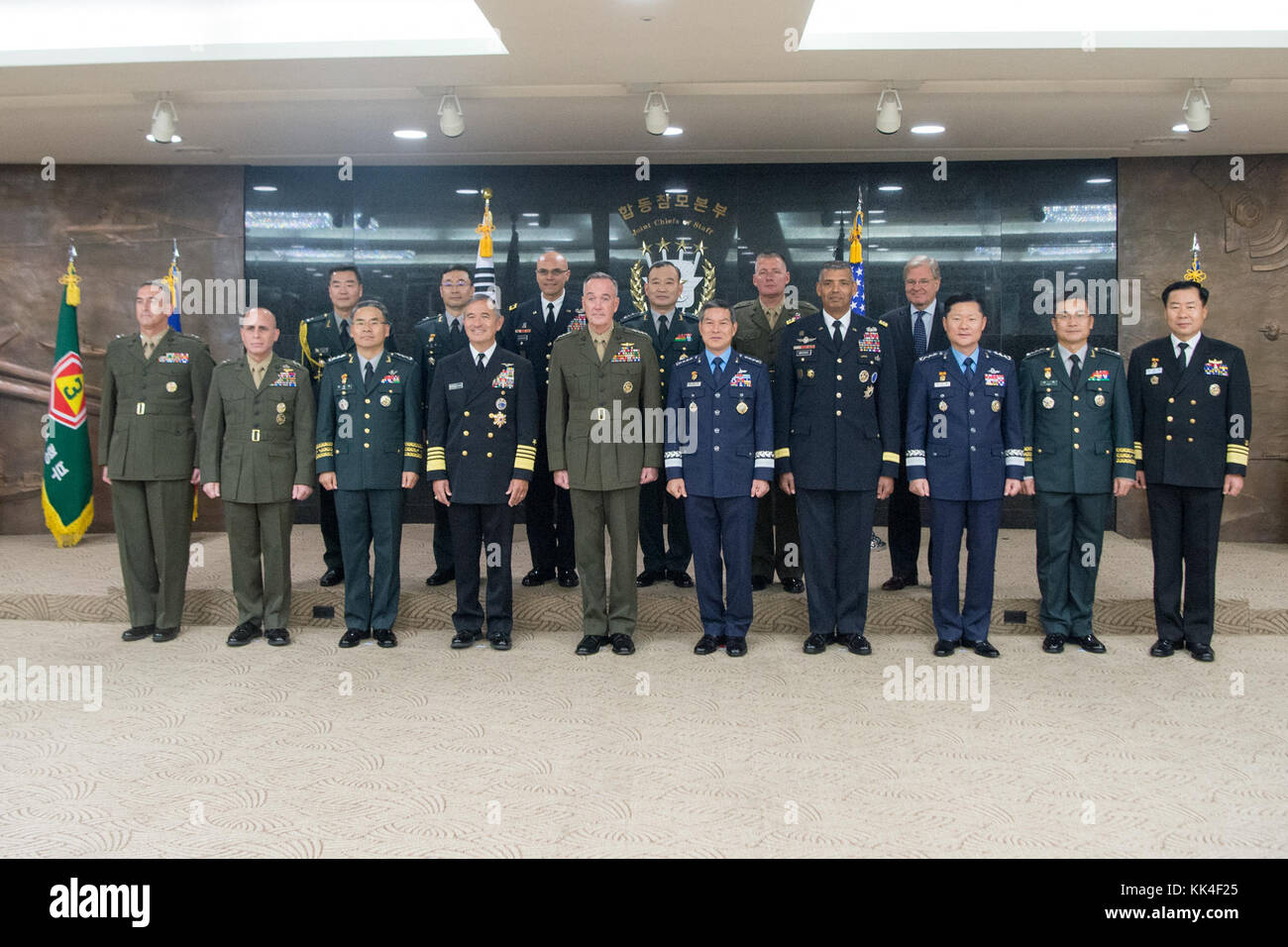 Marine Corps Gen. Joseph F. Dunford Jr., Vorsitzender des Generalstabs, erfüllt mit der Republik Korea Air Force General Jeong Kyeong-doo, Vorsitzender des ROK-Generalstabs, zum 42 militärischen Ausschusses Sitzung in der ROK-Generalstabs Hauptsitz in Seoul, Republik Korea, Okt. 27, 2017. (DOD Foto von U.S. Navy Petty Officer 1st Class Dominique A. Pineiro) Stockfoto