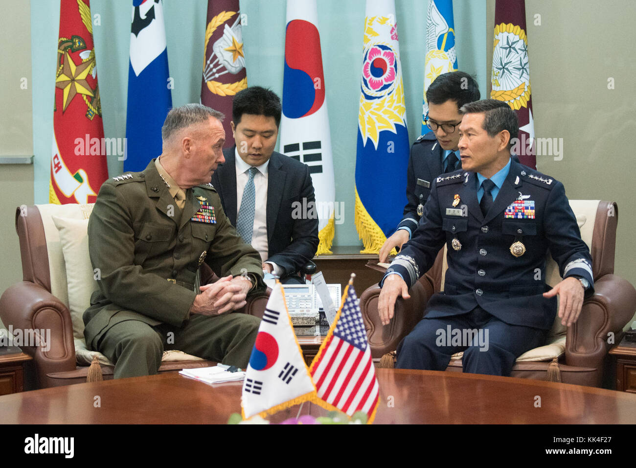 Marine Corps Gen. Joseph F. Dunford Jr., Vorsitzender des Generalstabs, erfüllt mit der Republik Korea Air Force General Jeong Kyeong-doo, Vorsitzender des ROK-Generalstabs, zum 42 militärischen Ausschusses Sitzung in der ROK-Generalstabs Hauptsitz in Seoul, Republik Korea, Okt. 27, 2017. (DOD Foto von U.S. Navy Petty Officer 1st Class Dominique A. Pineiro) Stockfoto