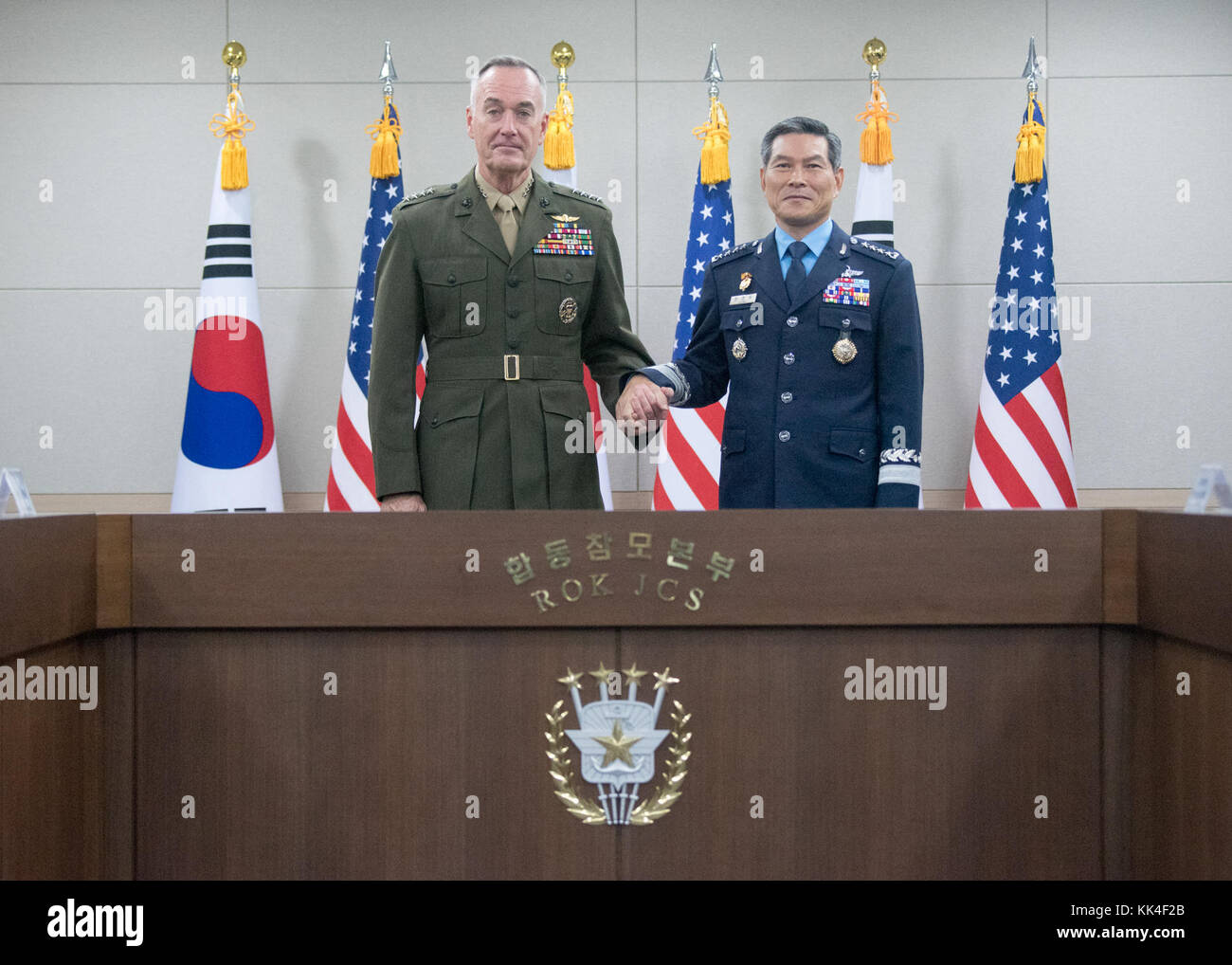 Marine Corps Gen. Joseph F. Dunford Jr., Vorsitzender des Generalstabs, erfüllt mit der Republik Korea Air Force General Jeong Kyeong-doo, Vorsitzender des ROK-Generalstabs, zum 42 militärischen Ausschusses Sitzung in der ROK-Generalstabs Hauptsitz in Seoul, Republik Korea, Okt. 27, 2017. (DOD Foto von U.S. Navy Petty Officer 1st Class Dominique A. Pineiro) Stockfoto