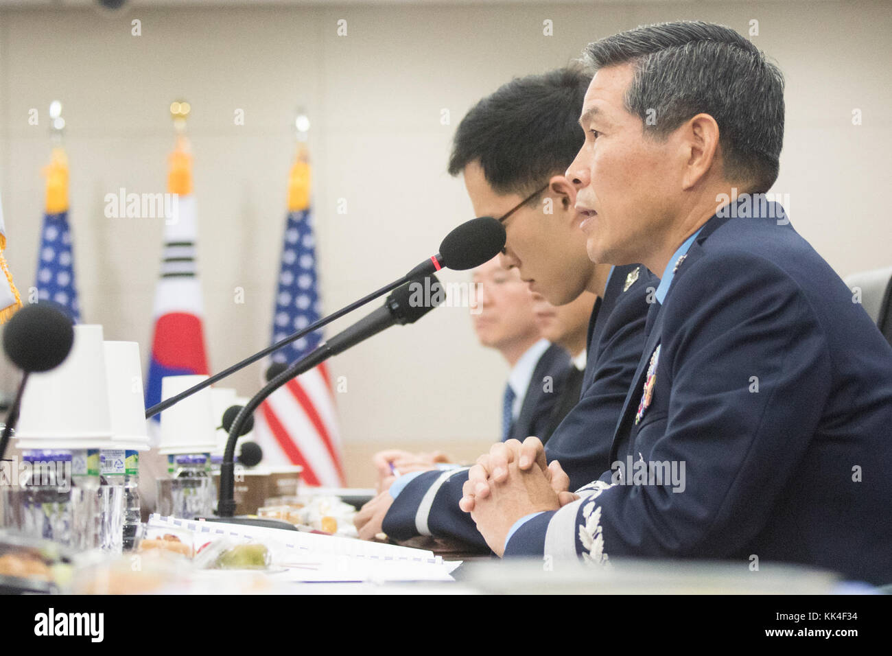 Marine Corps Gen. Joseph F. Dunford Jr., Vorsitzender des Generalstabs, erfüllt mit der Republik Korea Air Force General Jeong Kyeong-doo, Vorsitzender des ROK-Generalstabs, zum 42 militärischen Ausschusses Sitzung in der ROK-Generalstabs Hauptsitz in Seoul, Republik Korea, Okt. 27, 2017. (DOD Foto von U.S. Navy Petty Officer 1st Class Dominique A. Pineiro) Stockfoto